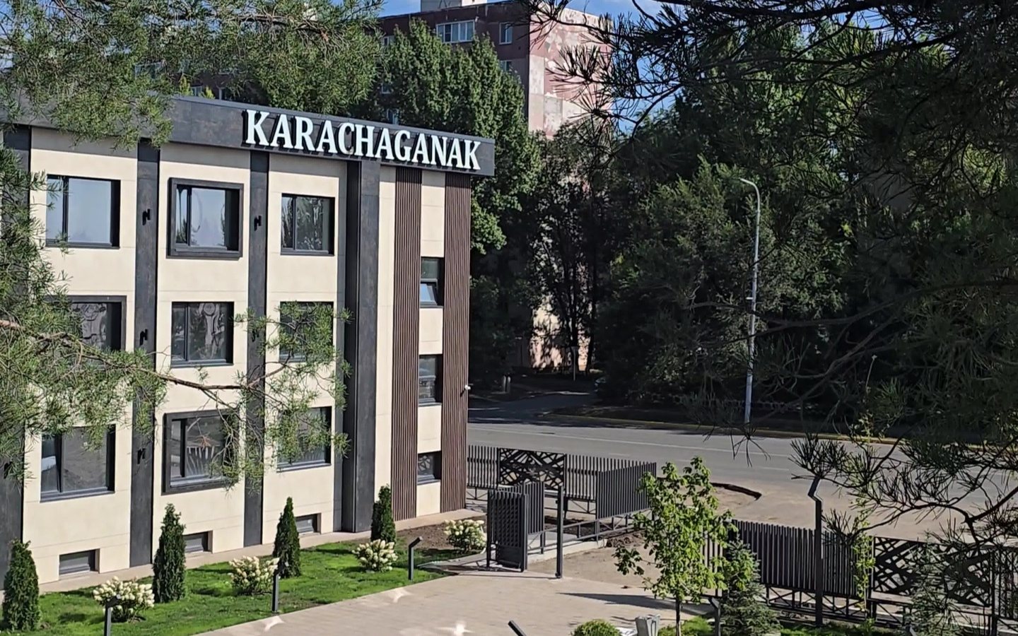 Фасад гостиницы Karachaganak с настоящей вывеской